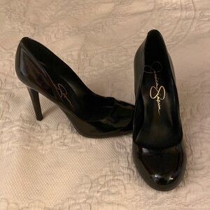 Jessica Simpson patent round toed heels in black
